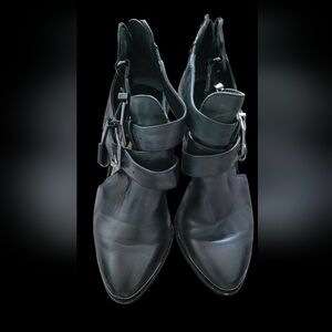 Gianni Bini black leather ankle bootie size 6.5